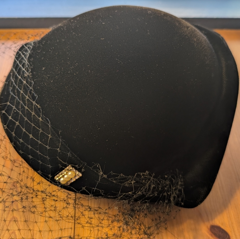 Elegant Black Hat with Veil and Pearl Detail